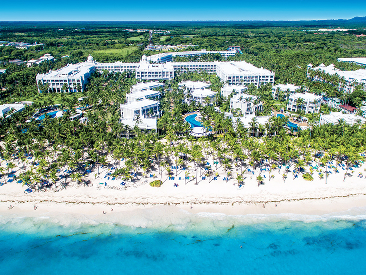 Luxe resort aan tropisch strand met palmbomen en zeezicht